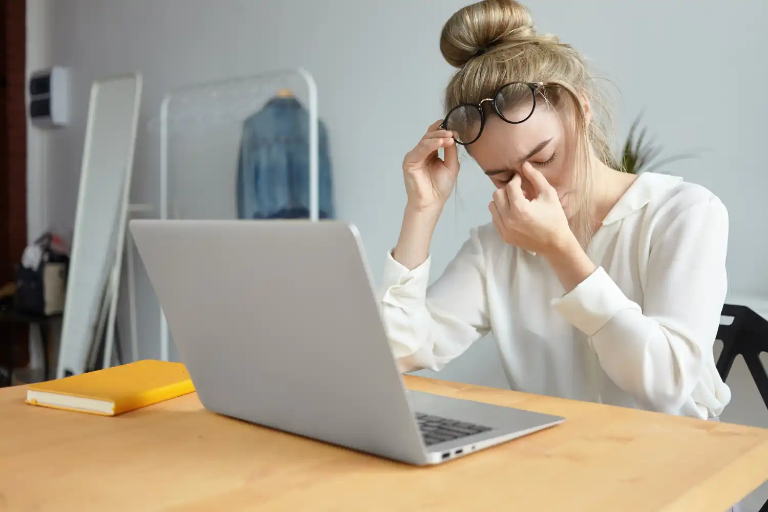 Online migraine treatment illustration - expert care for relief and support